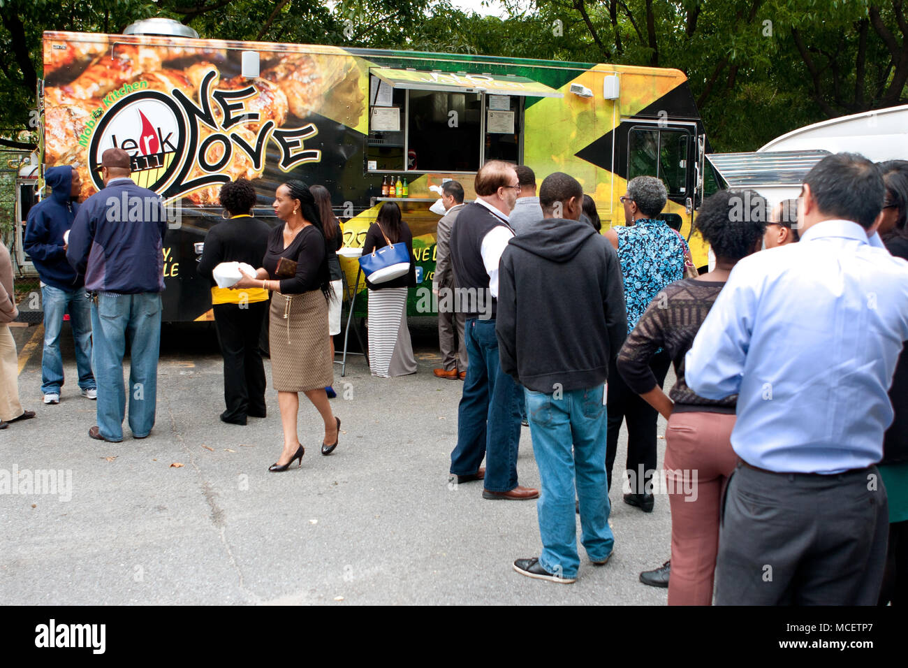 Kunden stehen in der langen Reihe der Mahlzeiten von Food Trucks während Ihrer Mittagspause zu bestellen, bei "Essen Lkw Donnerstag" am 16. Oktober 2014 in Atlanta, GA. Stockfoto