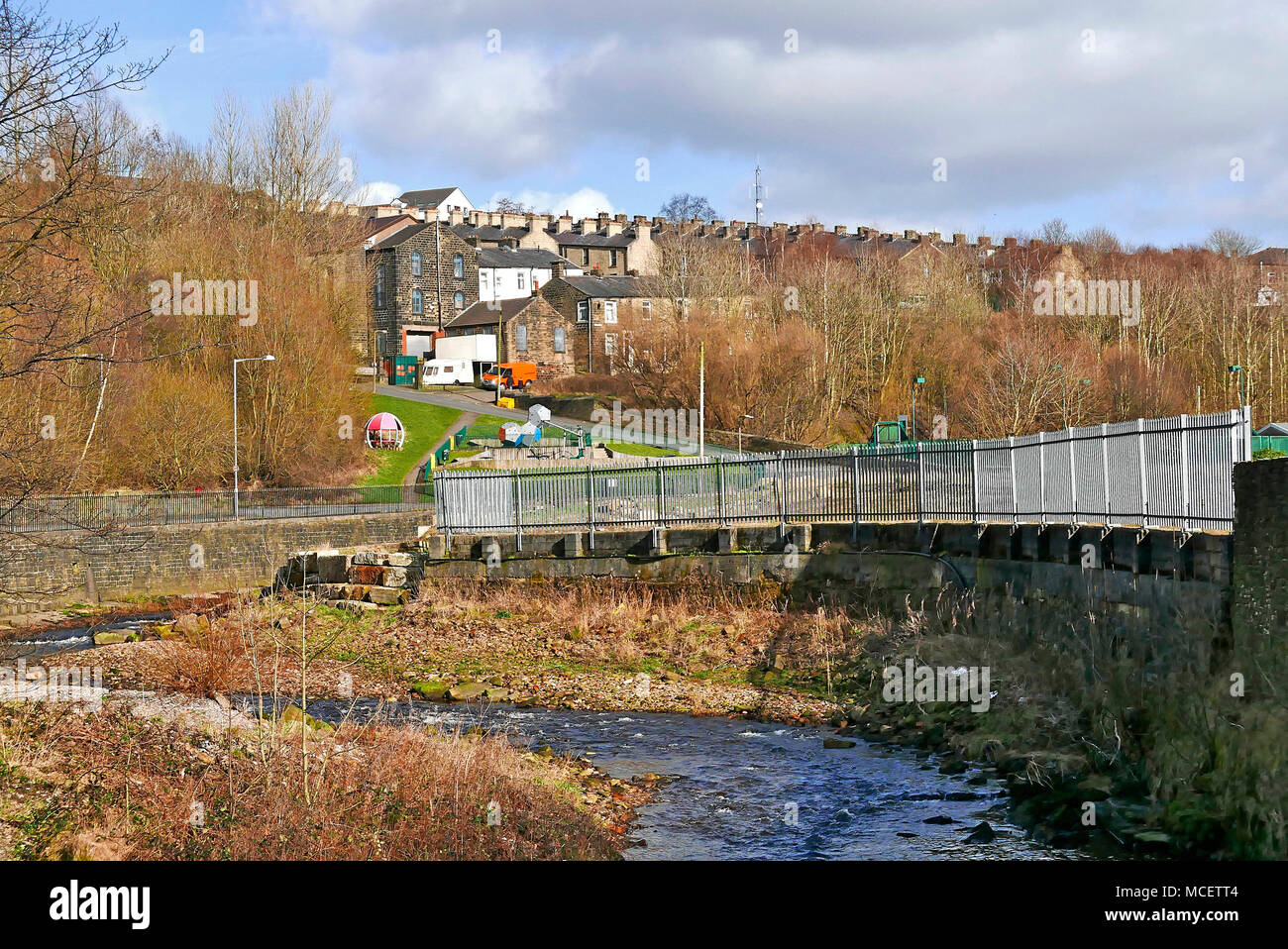 Colne Wasser schlängelt sich durch das Tal von Colne, Lancashire, Großbritannien Stockfoto