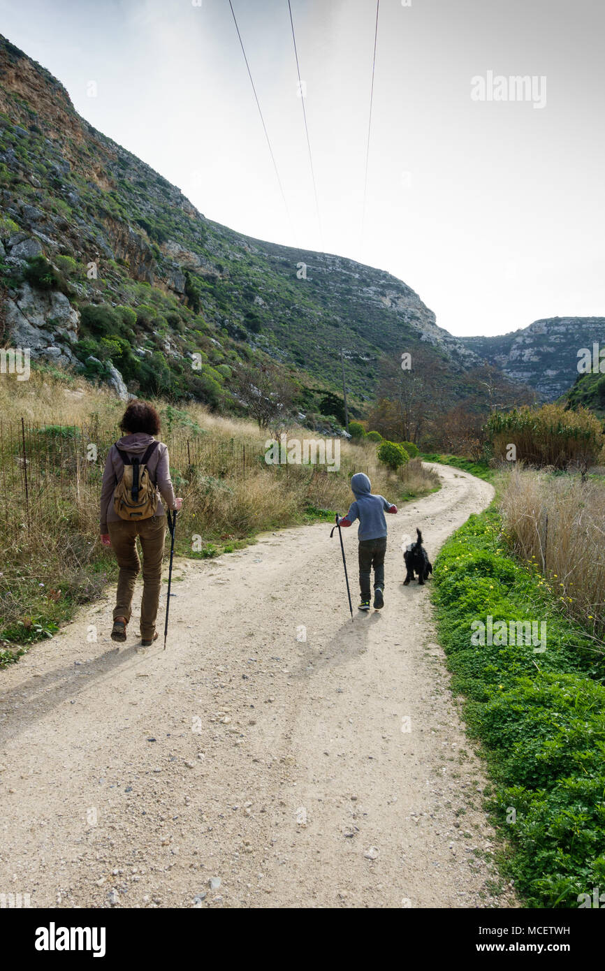 Ansicht der Rückseite des Mutter und Sohn trekking, Griechenland Stockfoto