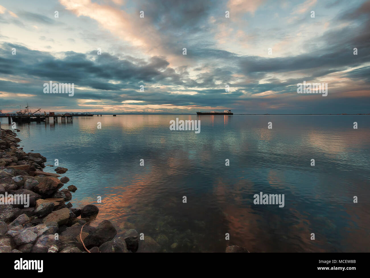 Untergehenden Sonne mildert die Landschaft mit Blick auf die Straße von Juan de Fuca entlang der Küste von Washington. Stockfoto