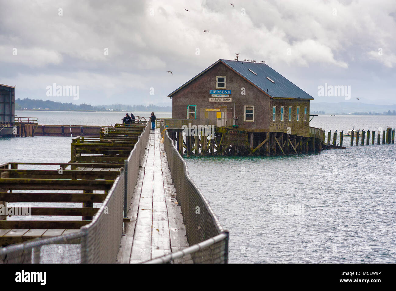 Garibaldi, Oregon, USA - 28. Mai 2010: US Coast Guard historischen Boat House 'Peirs Ende' an der Küste von Oregon. Stockfoto