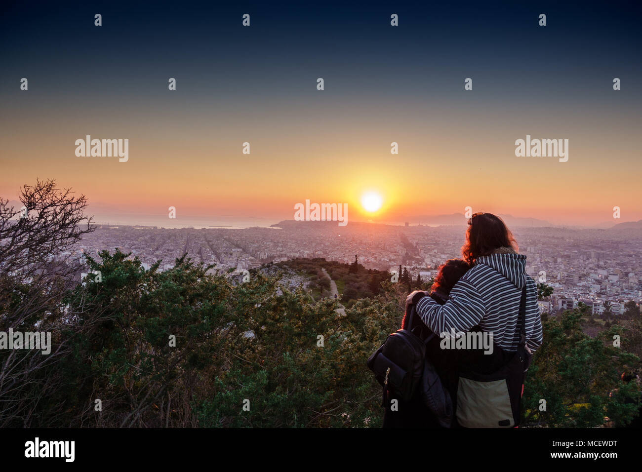 Ansicht der Rückseite des Paar Sehenswürdigkeiten Athens City bei Sonnenuntergang, Griechenland Stockfoto