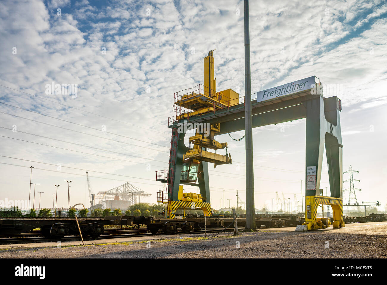 Profilschiene montiert Freightliner Kran mit leeren Container Kran im Hafen von Southampton, der Hafen von Southampton, England, Großbritannien Stockfoto