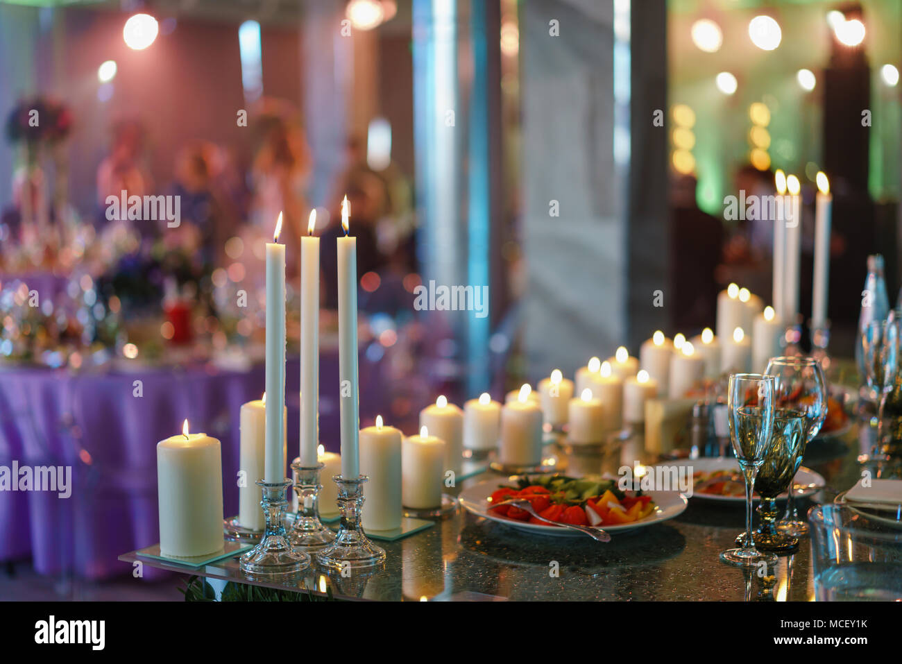 Brennende Kerze. Weiße Kerzen auf Glas Leuchter stehen auf den Tischen im  luxuriösen Hochzeitsempfang in Restaurant. Stilvolle Einrichtung und  Schmücken Stockfotografie - Alamy