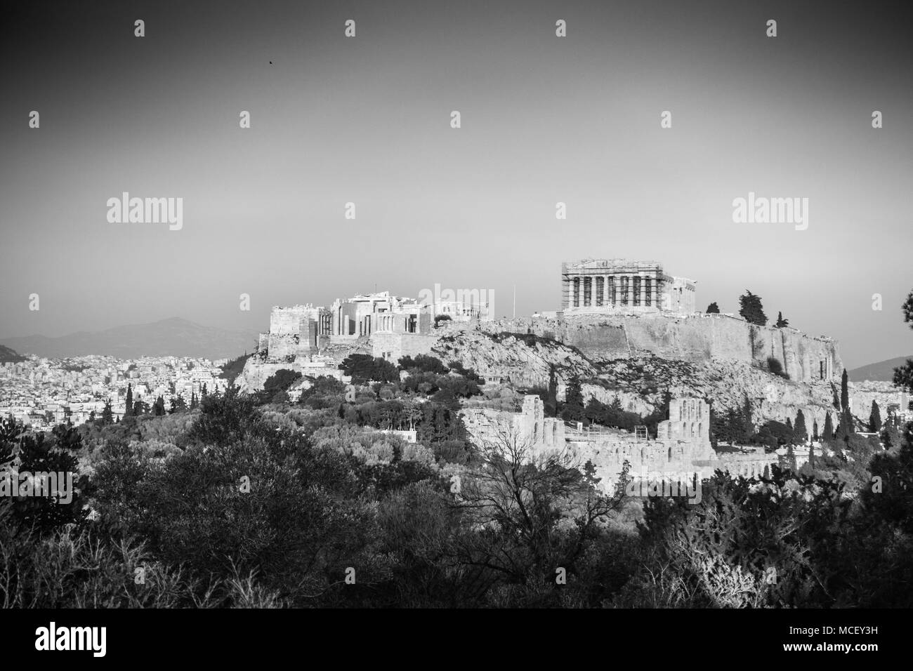Akropolis Athen - von üppigem Grün, Griechenland, Europa umgeben Stockfoto