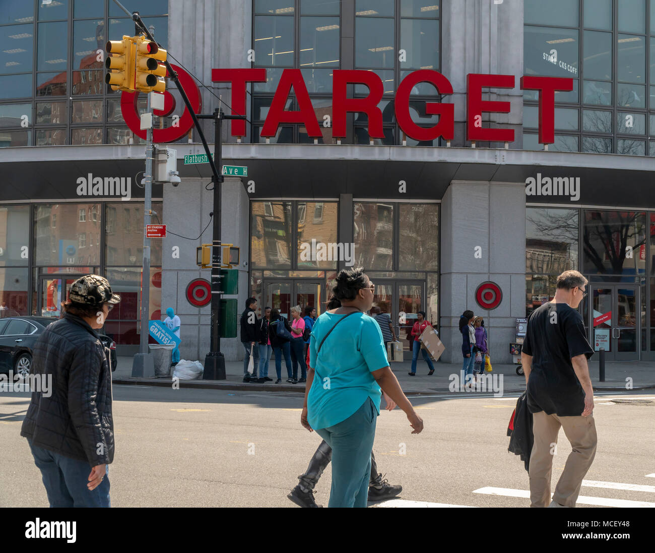 Käufer außerhalb eines Target Store auf der Flatbush Avenue in die Flatbush Nachbarschaft von Brooklyn in New York am Samstag, 14. April 2018. (Â© Richard B. Levine) Stockfoto
