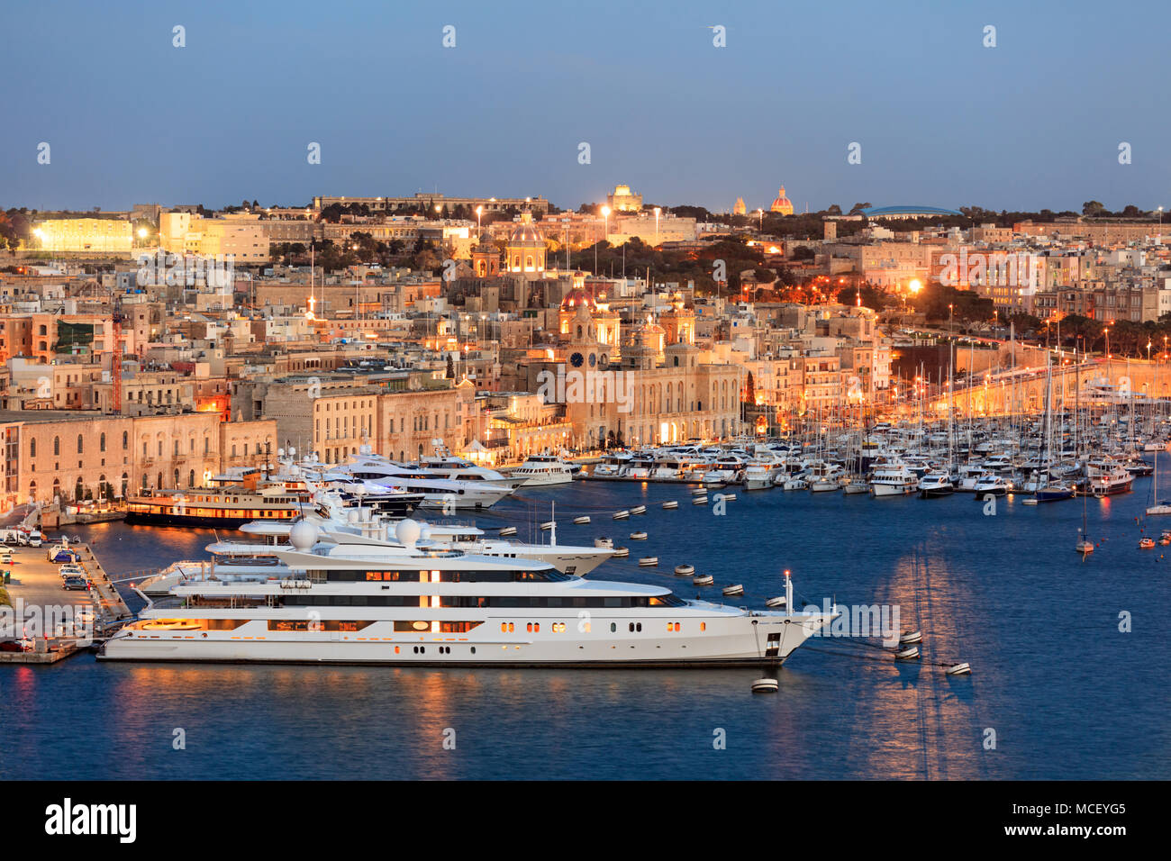 Valletta, Malta. Grand Harbour, Luxus Yachten marina Ansicht vom oberen Barrakka Gärten am Abend Stockfoto