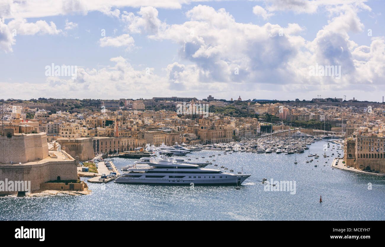 Valletta, Malta. Grand Harbour, Luxus Yachten marina Ansicht vom oberen Barrakka Gärten Stockfoto