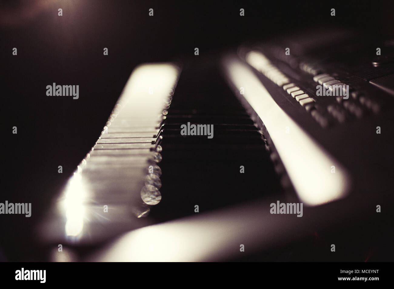 Synthesizer Keyboard in der Dunkelheit Stockfoto