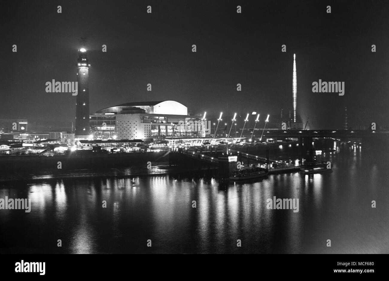 Der Shot Tower, Royal Festival Hall und skylon auf dem Festival von Großbritannien Ausstellung, London, 1951 Stockfoto