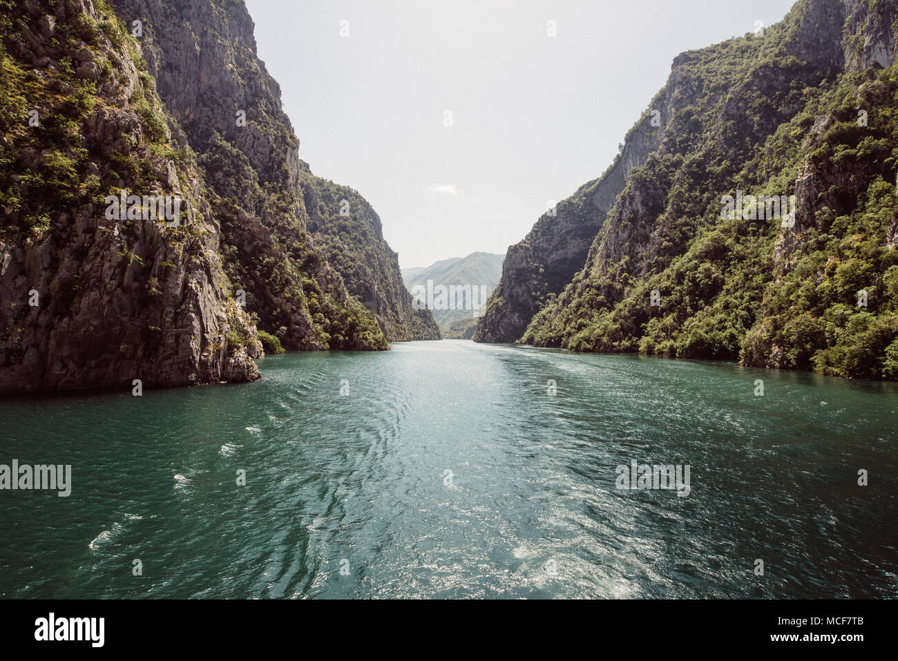 See Koman Fährüberfahrt nach Valbona Stockfoto
