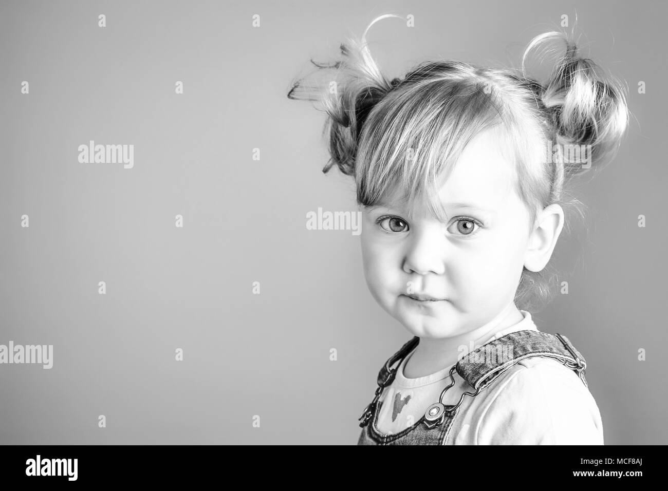 Portrait von adorable weibliches Kind studio Shot Stockfoto