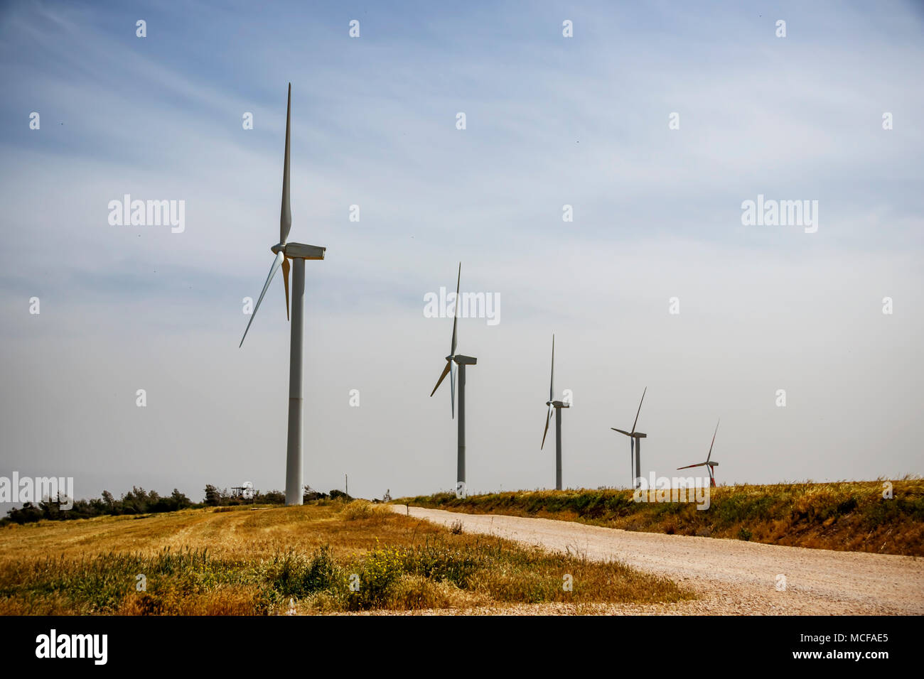 Eine Reihe von Windkraftanlagen Stockfoto