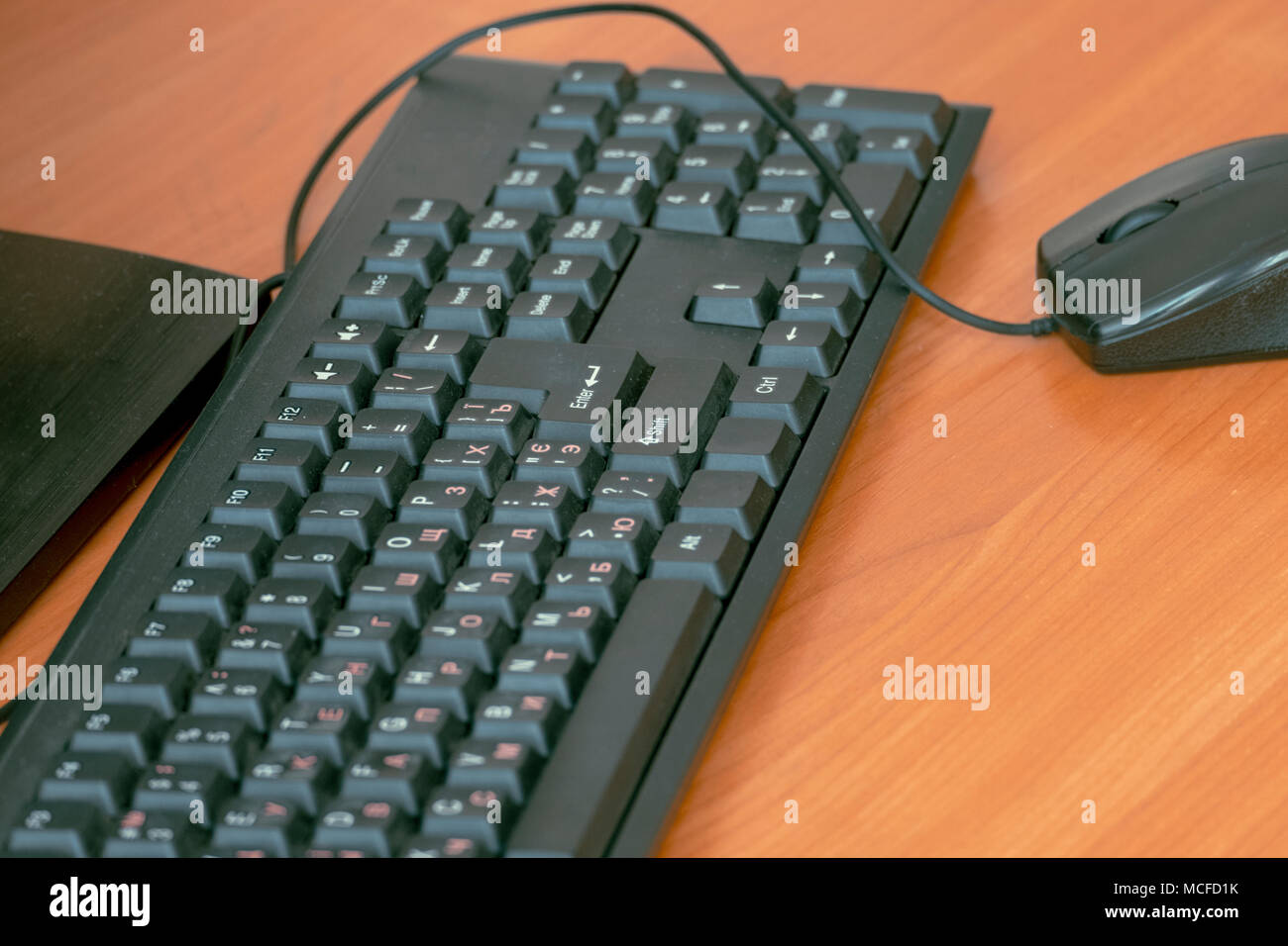 Tastatur und Maus vom Computer auf den Tisch Stockfotografie - Alamy