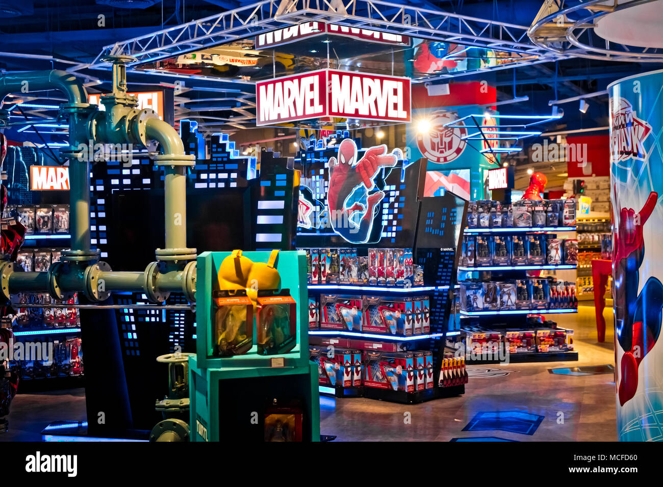 Interieur von Marvel Spielwaren Abteilung in Hamleys speichern. Marvel Comics Group ist ein Herausgeber des amerikanischen Comics und verwandte Medien Stockfoto