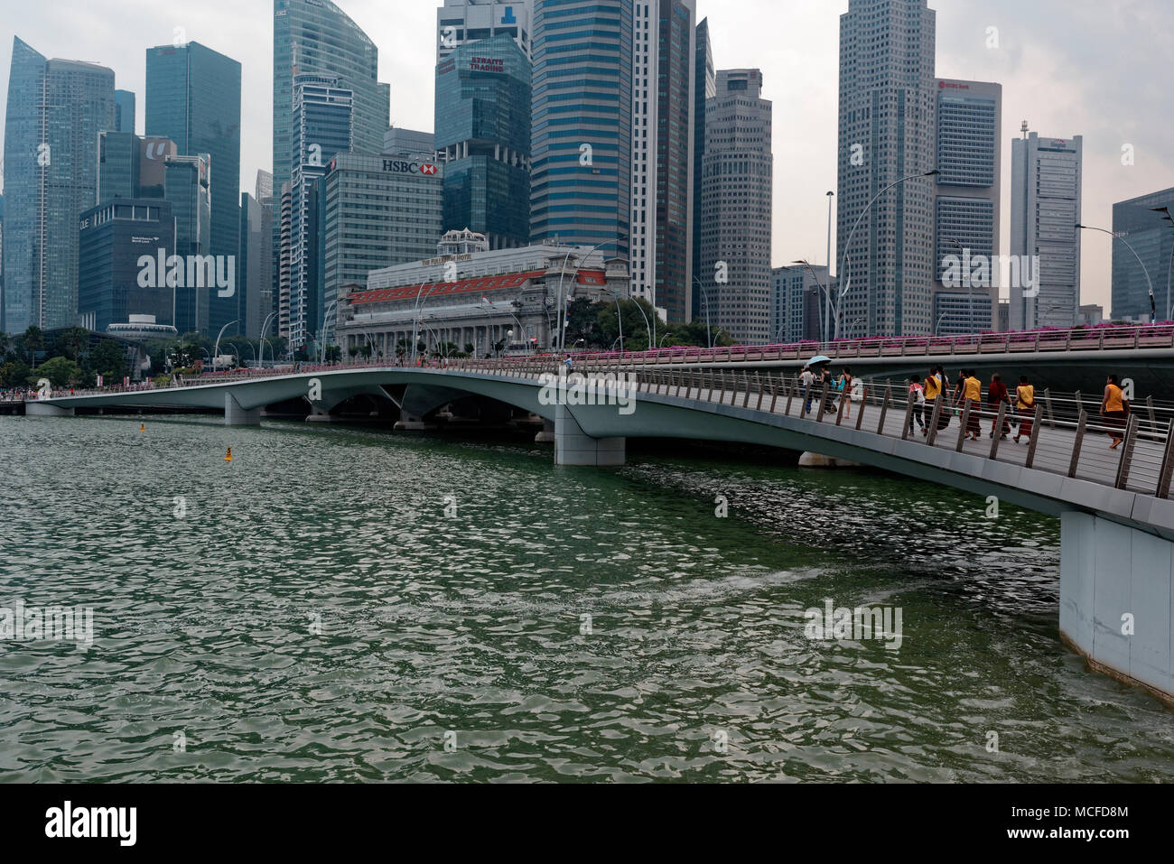 Der Jubilee Bridge in Singapur die Verknüpfung der Merlion und das Esplanade in der Marina Bay Stockfoto
