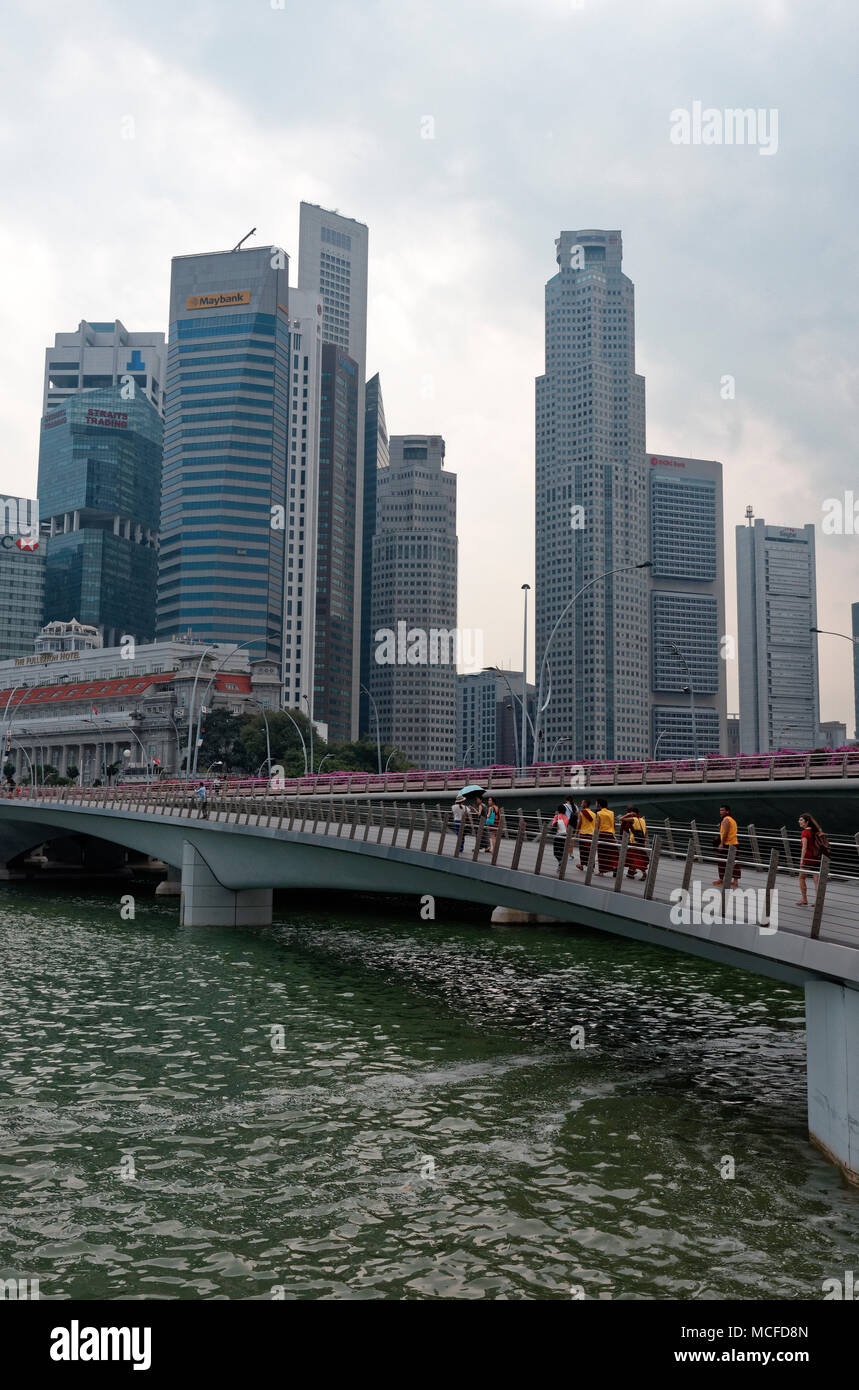 Der Jubilee Bridge in Singapur die Verknüpfung der Merlion und das Esplanade in der Marina Bay Stockfoto