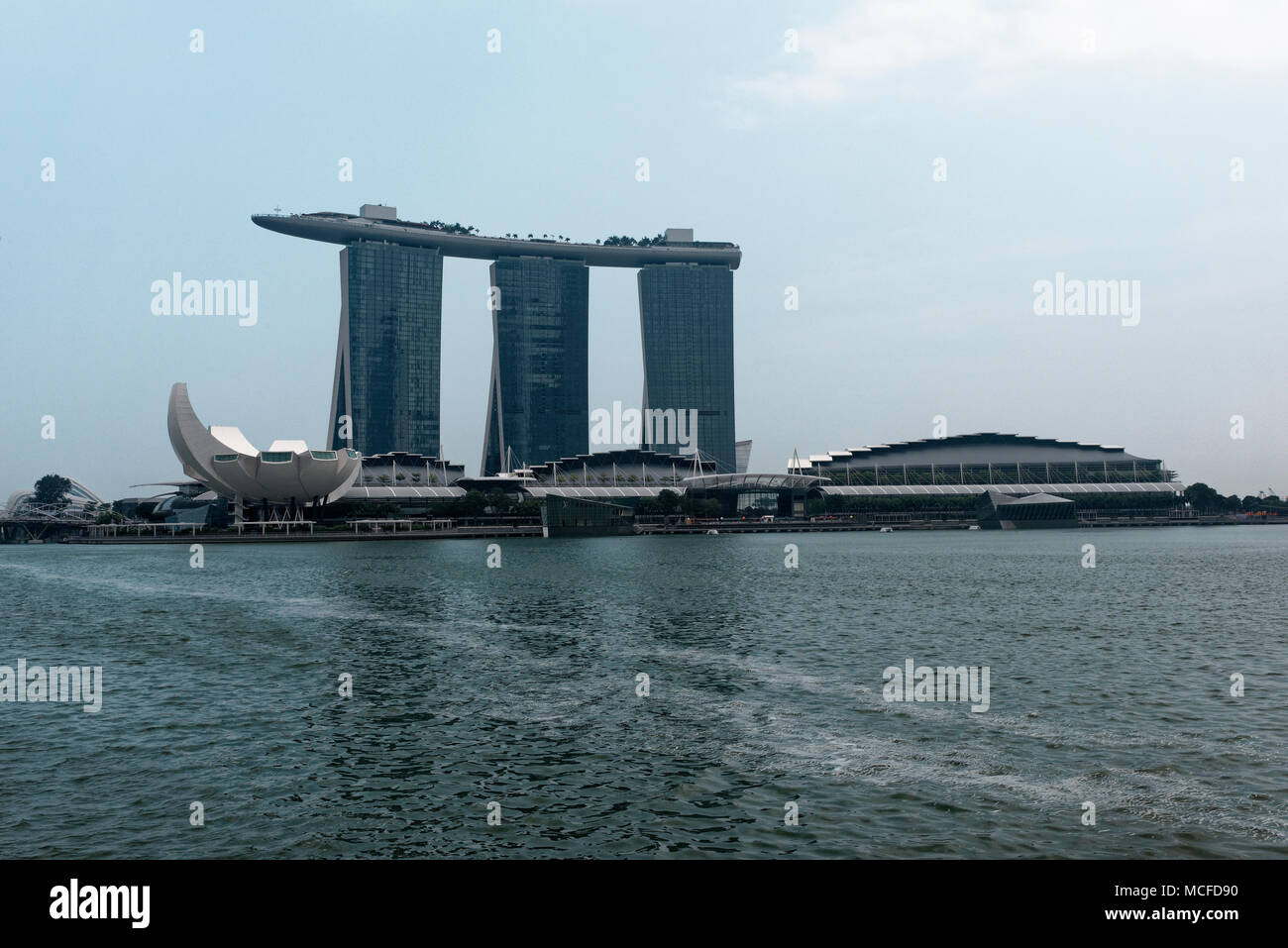 Marina Bay Sands Hotel und über Marina Bay, Singapore Komplex Stockfoto