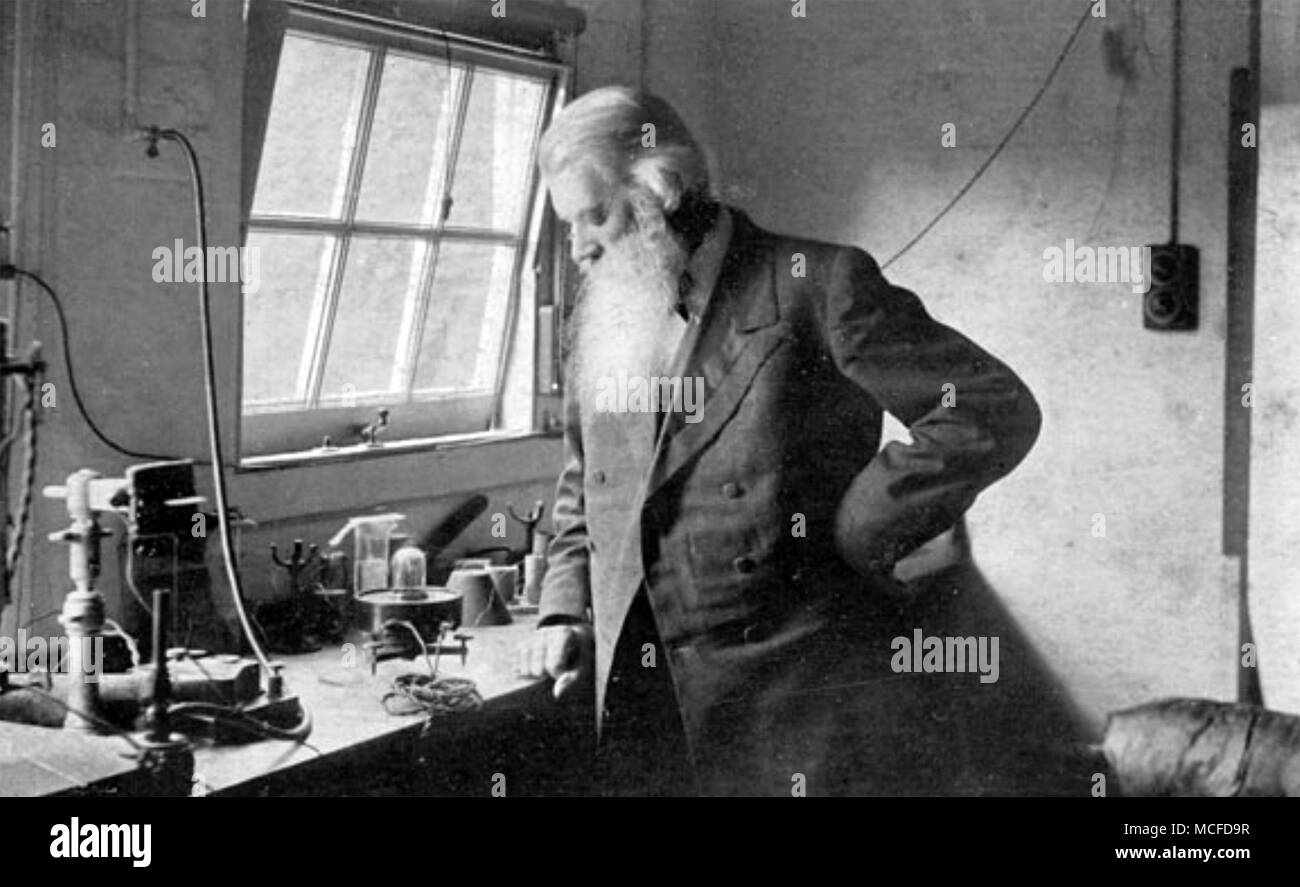 JOSEPH SWAN (1828-1914), englischer Physiker, Chemiker und Erfinder mit Hjs Glühbirne in seinem Hause zu Underhill, Niedrige fiel, Gatehead, um 1900 Stockfoto