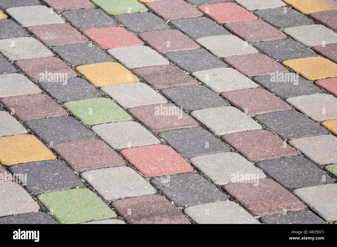 Bunte Pflastersteine Platte Stockfoto