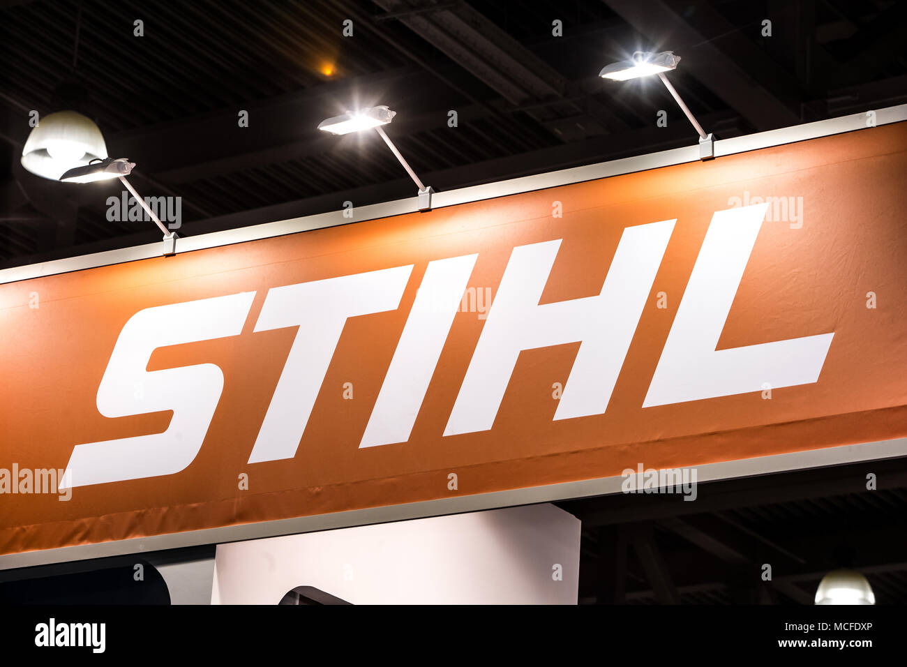 Stihl logo Unternehmen anmelden Banner gedruckt. Andreas Stihl AG & Co KG ist ein deutscher Hersteller von Motorsägen und andere Handheld Power Equipment Stockfoto