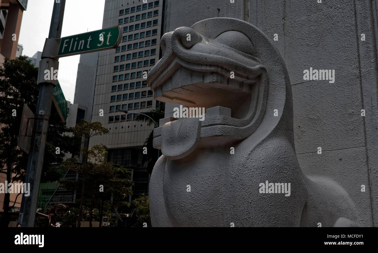 Steinerne Löwen in einem Bürogebäude von Flint Straßenschild in Singapur Stockfoto