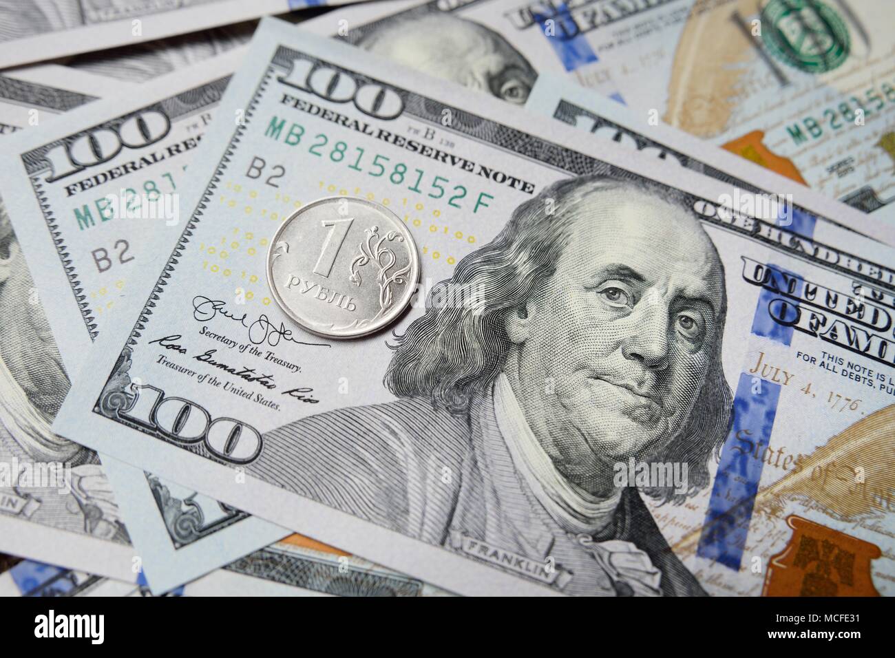 Eine Russische Rubel vor dem Hintergrund der Dollar. Wechselkurse. Stockfoto