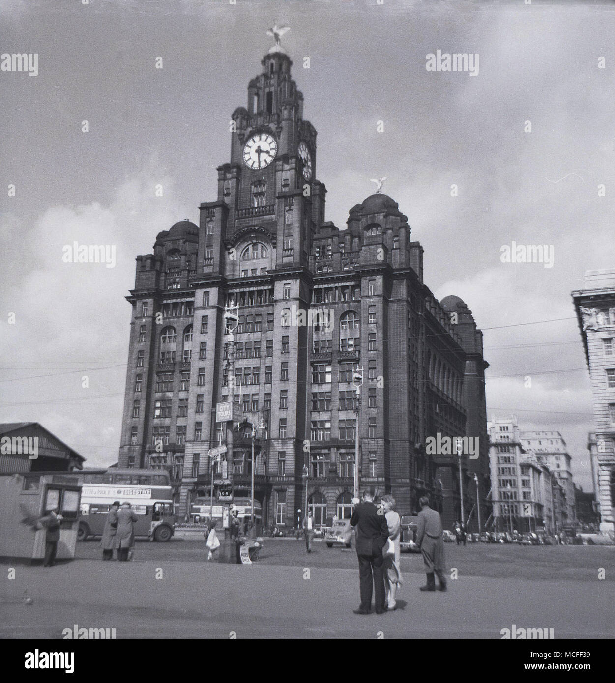 Liverpool, Großbritannien, 1960er Jahre, Außenansicht aus dieser Zeit, der Royal Liver Building, Pier Head an der Uferpromenade der Stadt. 1911 Für den Fluss Leber Assurance Company gebaut, es war eine der ersten in der Welt mit Stahlbeton und war eine radikale Design für es ist Zeit. Eine route-Master Bus kann im Vordergrund gesehen werden, die eine Anzeige für Digestive biscuits McVitie&Preis. Stockfoto