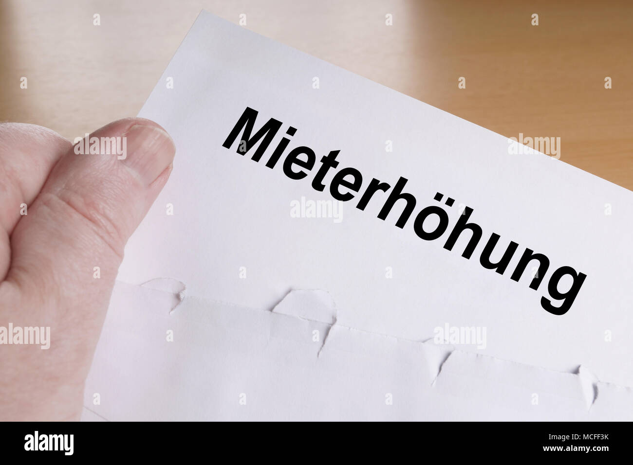 Mieterhöhung ist Deutsch zum Mieten erhöhen, Hand schreiben Stockfoto