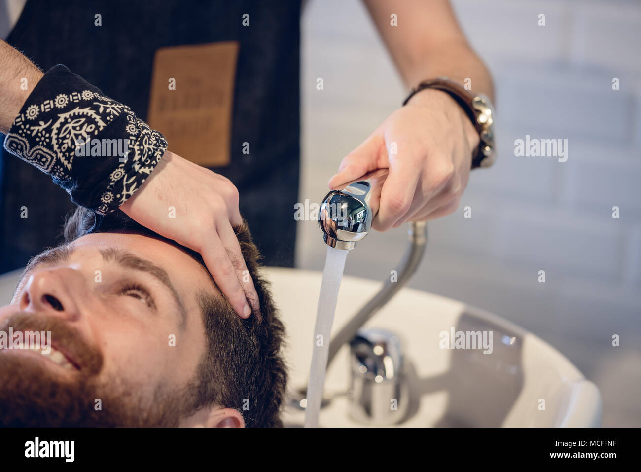Close-up in die Hände eines erfahrenen Friseur die Haare waschen Stockfoto