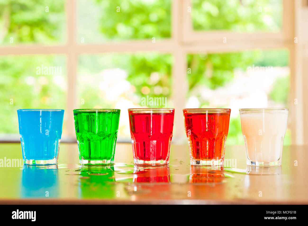 Glas mit farbigen Cocktails einstellen Stockfoto