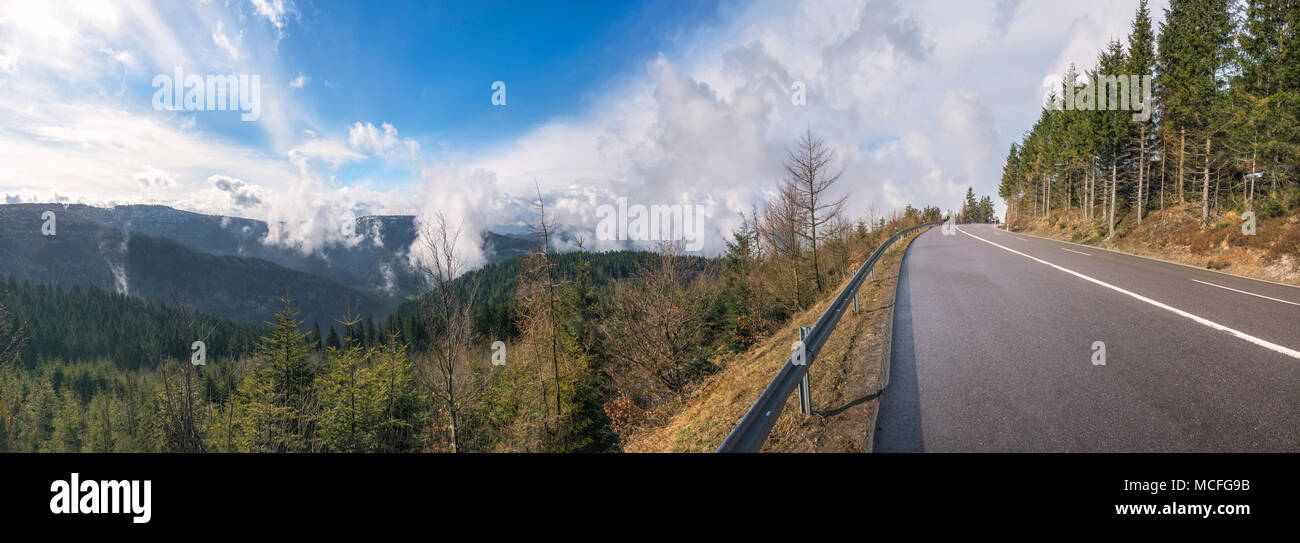 Fantastische Landschaft mit der Schwarzwaldhochstraße Straße, Überquerung der nördlichen Schwarzwald Berge von Wolken bedeckt, in Deutschland, an einem sonnigen Tag. Stockfoto Fantastische Landschaft mit der Schwarzwaldhochstraße Straße, Überquerung der nördlichen Schwarzwald Berge von Wolken bedeckt, in Deutschland, an einem sonnigen Tag. Stockfoto
