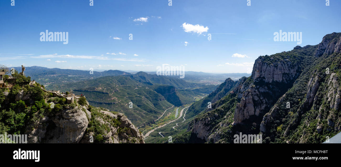 Ein Blick auf die umliegende Landschaft wie aus der Benediktinerabtei gesehen, Santa Maria de Montserrat in Katalonien, Spanien. Stockfoto