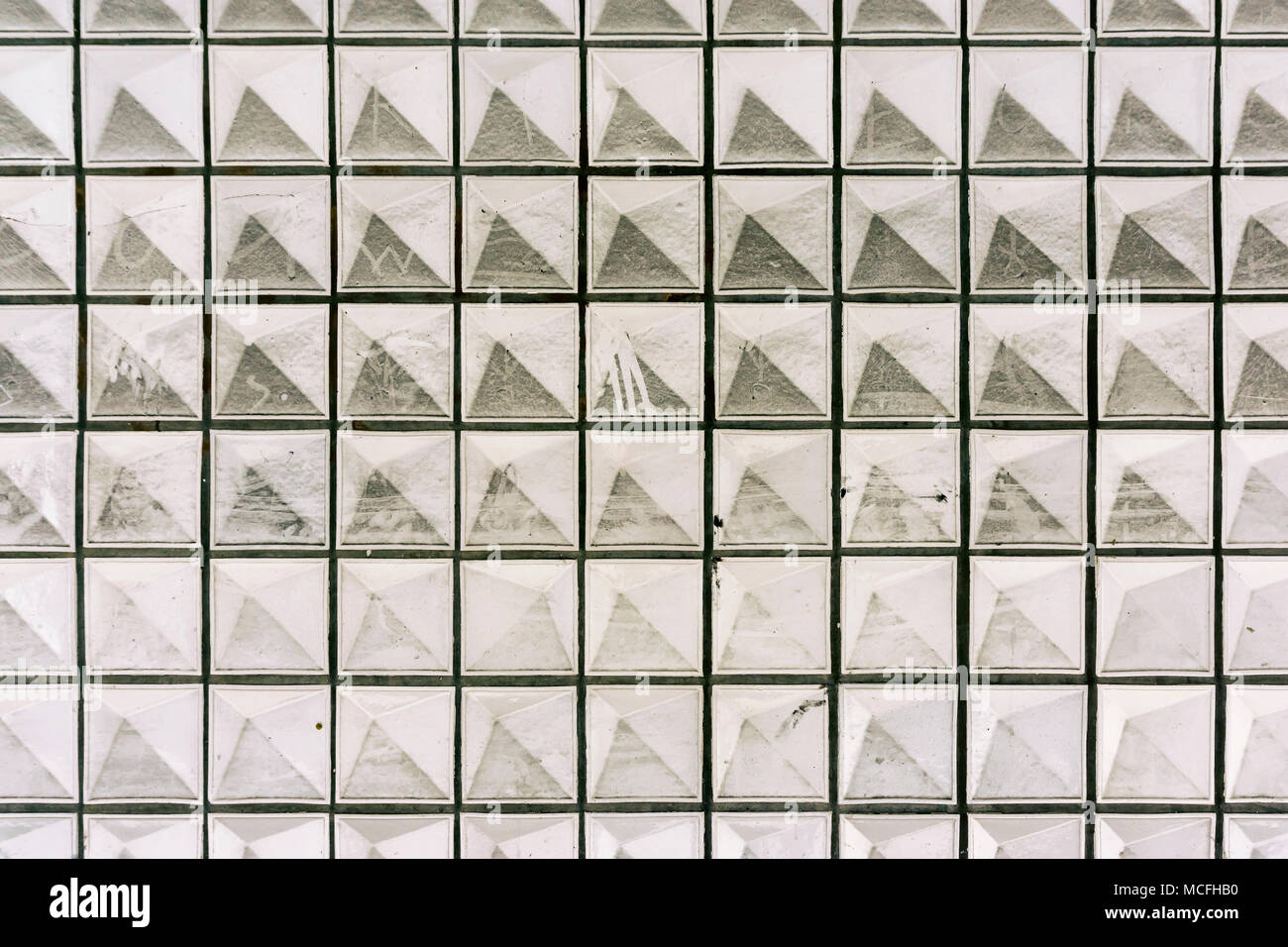 Wand mit negativen Pyramide Muster von Staub bedeckt Stockfoto