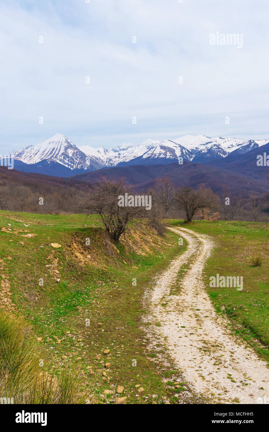 See von campotosto (Abruzzen, Italien) - einem riesigen künstlichen See auf 1400 Metern über dem Meeresspiegel, im Herzen des schneebedeckten Appennin, prov Stockfoto