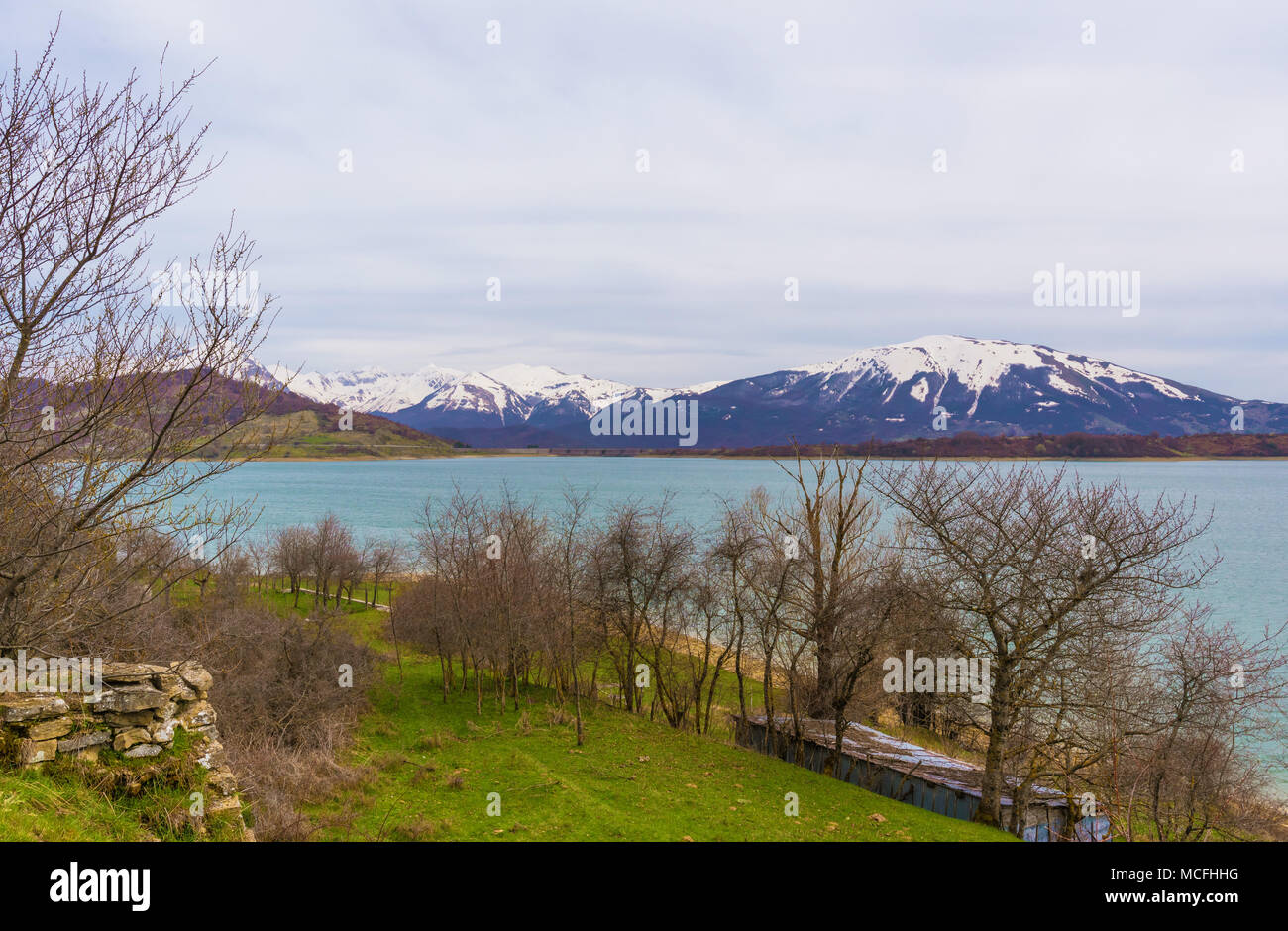 See von campotosto (Abruzzen, Italien) - einem riesigen künstlichen See auf 1400 Metern über dem Meeresspiegel, im Herzen des schneebedeckten Appennin, prov Stockfoto