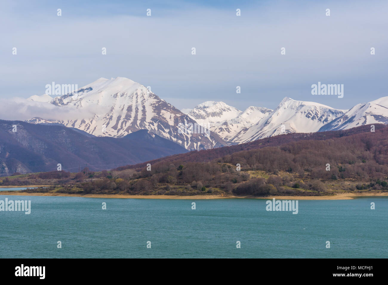 See von campotosto (Abruzzen, Italien) - einem riesigen künstlichen See auf 1400 Metern über dem Meeresspiegel, im Herzen des schneebedeckten Appennin, prov Stockfoto