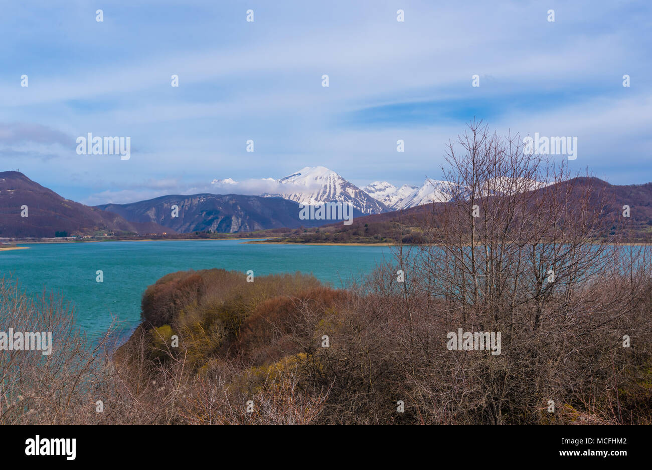 See von campotosto (Abruzzen, Italien) - einem riesigen künstlichen See auf 1400 Metern über dem Meeresspiegel, im Herzen des schneebedeckten Appennin, prov Stockfoto