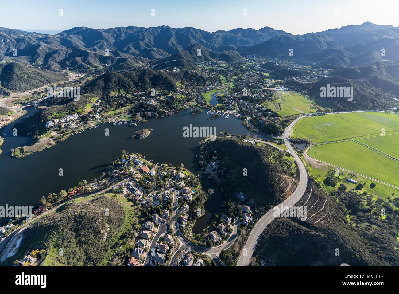 Luftaufnahme des Lake Sherwood, Santa Monica Mountains und Potrero Straße im malerischen Hidden Valley in der Nähe von Westlake Village, Malibu und tausend Eichen Californ Stockfoto