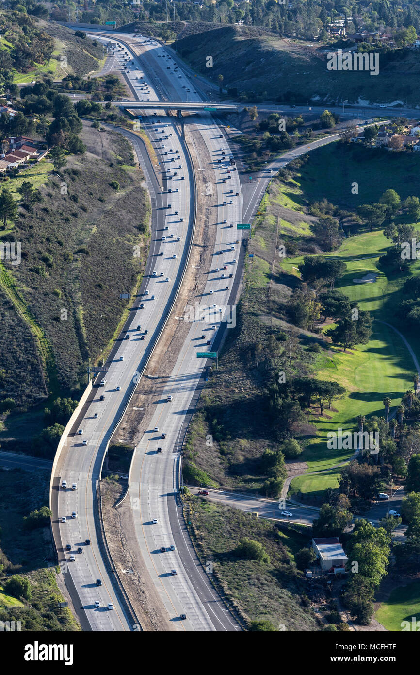 Vertikale Luftaufnahme von suburban Weg 23 Freeway in tausend Eichen in der Nähe von Los Angeles, Kalifornien. Stockfoto