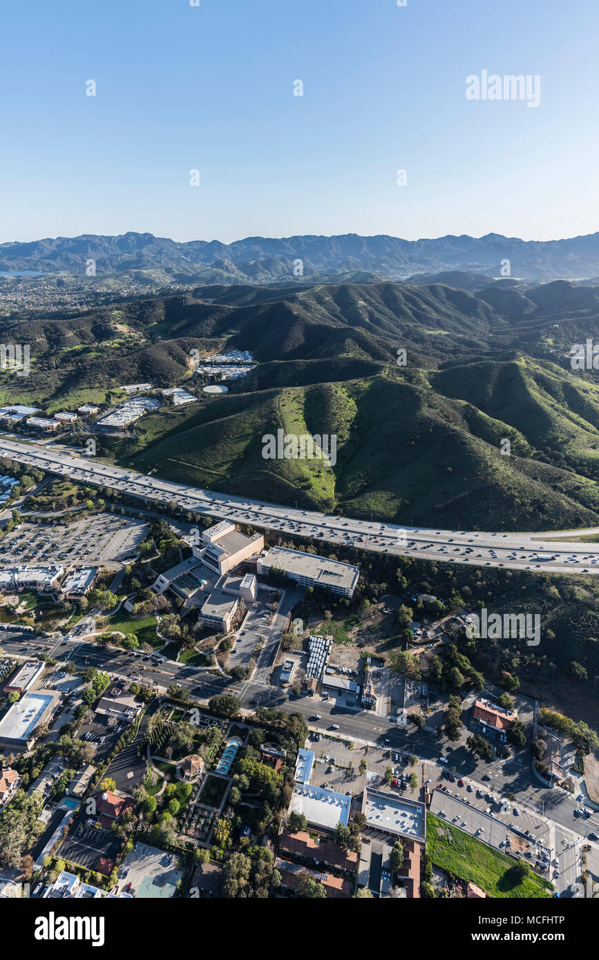 Vertikale Luftaufnahme der Ventura 101 Freeway in einem Vorort von tausend Eichen in der Nähe von Los Angeles, Kalifornien. Stockfoto