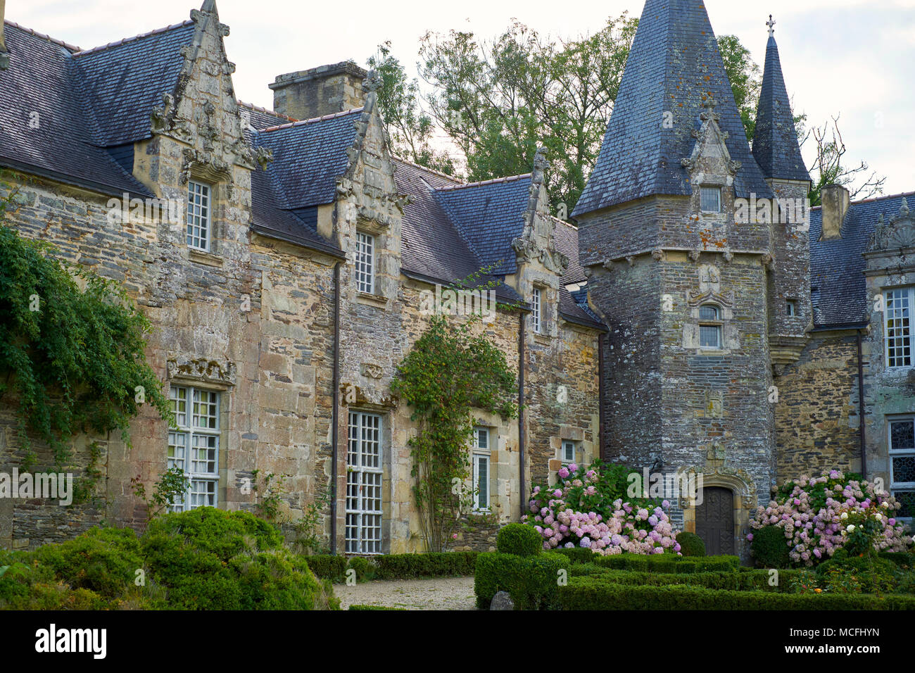 Die Historische Neo Gotischen Chateau Aus Dem 12 Jahrhundert Von Rochefort En Terre Im Morbihan Bretagne Frankreich Und Ein Petite Cite De Caractere Bezeichnet Stockfotografie Alamy