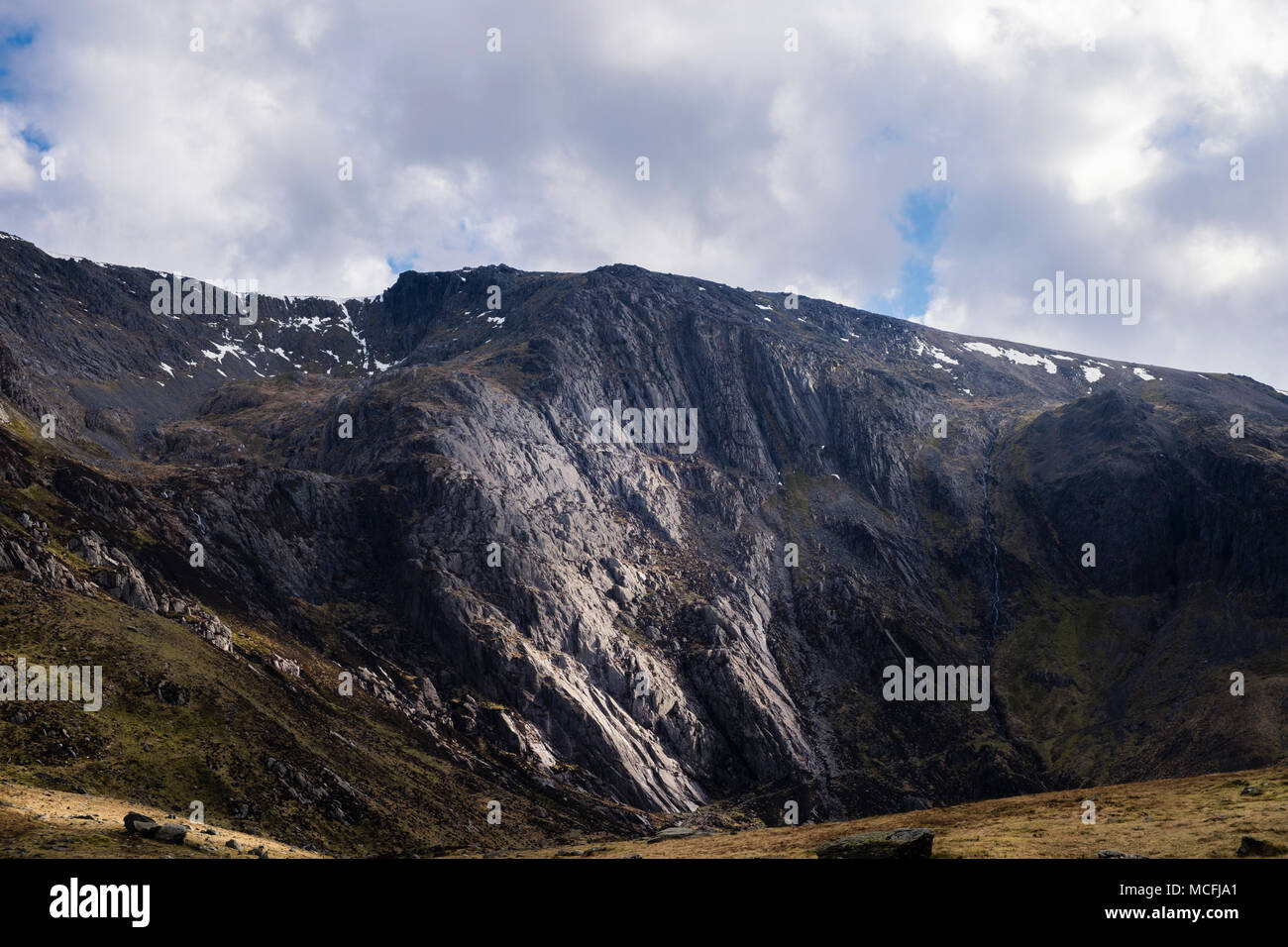 Am späten Nachmittag Sonnenlicht auf Idwal Platten unter Glyder Fawr in Berge von Snowdonia National Park. Ogwen, North Wales, UK, Großbritannien Stockfoto