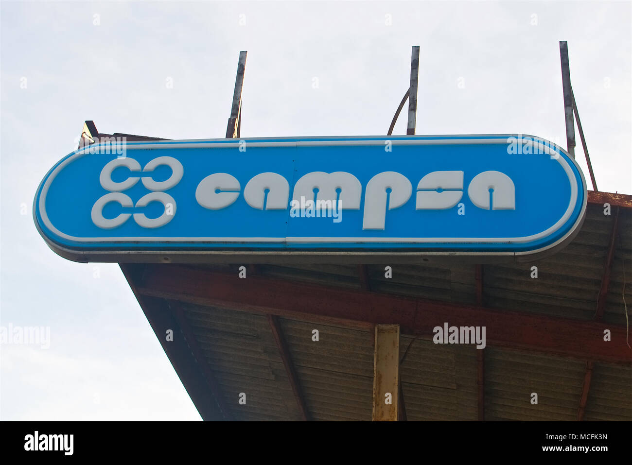 Vintage Marke Zeichen einer verlassenen Tankstelle Campsa bei N-I Autobahn in Carabias (Segovia, Spanien) Stockfoto