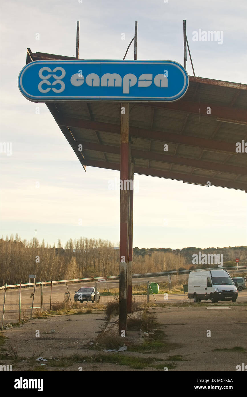 Abgebrochene Campsa Tankstelle mit einem Vintage Marke Zeichen N-I Autobahn in Carabias (Segovia, Spanien) Stockfoto