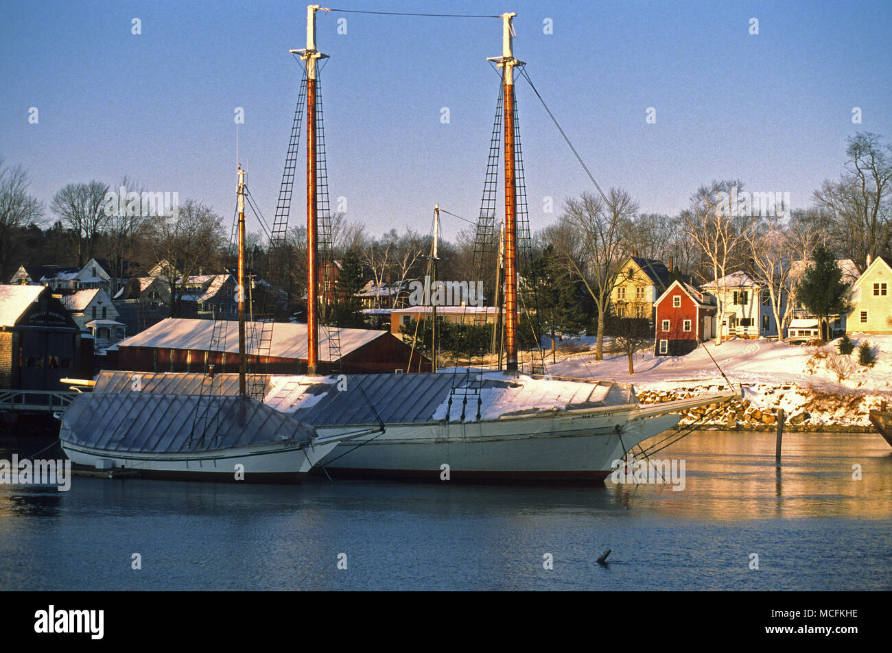 Ein paar Maine windjammers für Frühling in Camden Harbor, Maine, USA warten Stockfoto