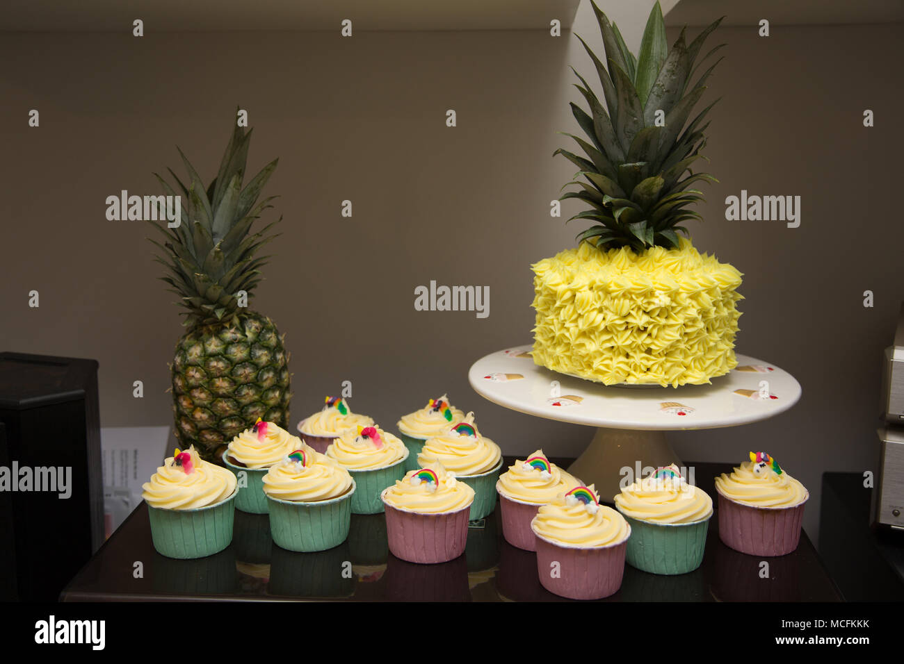 Geburtstagskuchen Mit Ananas Stockfoto