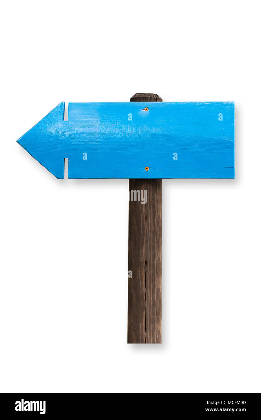 Ein Pfeil Zeichen Hand aus Holz, blau lackiert, hängt am Zweig. Auf weiß isoliert. Pfad enthalten. Stockfoto
