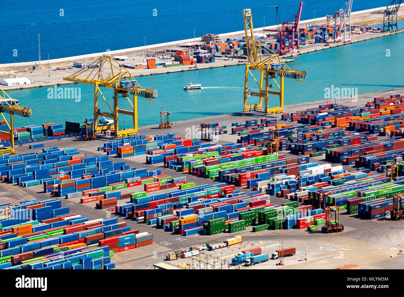 Gelbe Kräne und Container im Hafen von Barcelona, Ansicht von Montjuic, Barcelona, Spanien Stockfoto