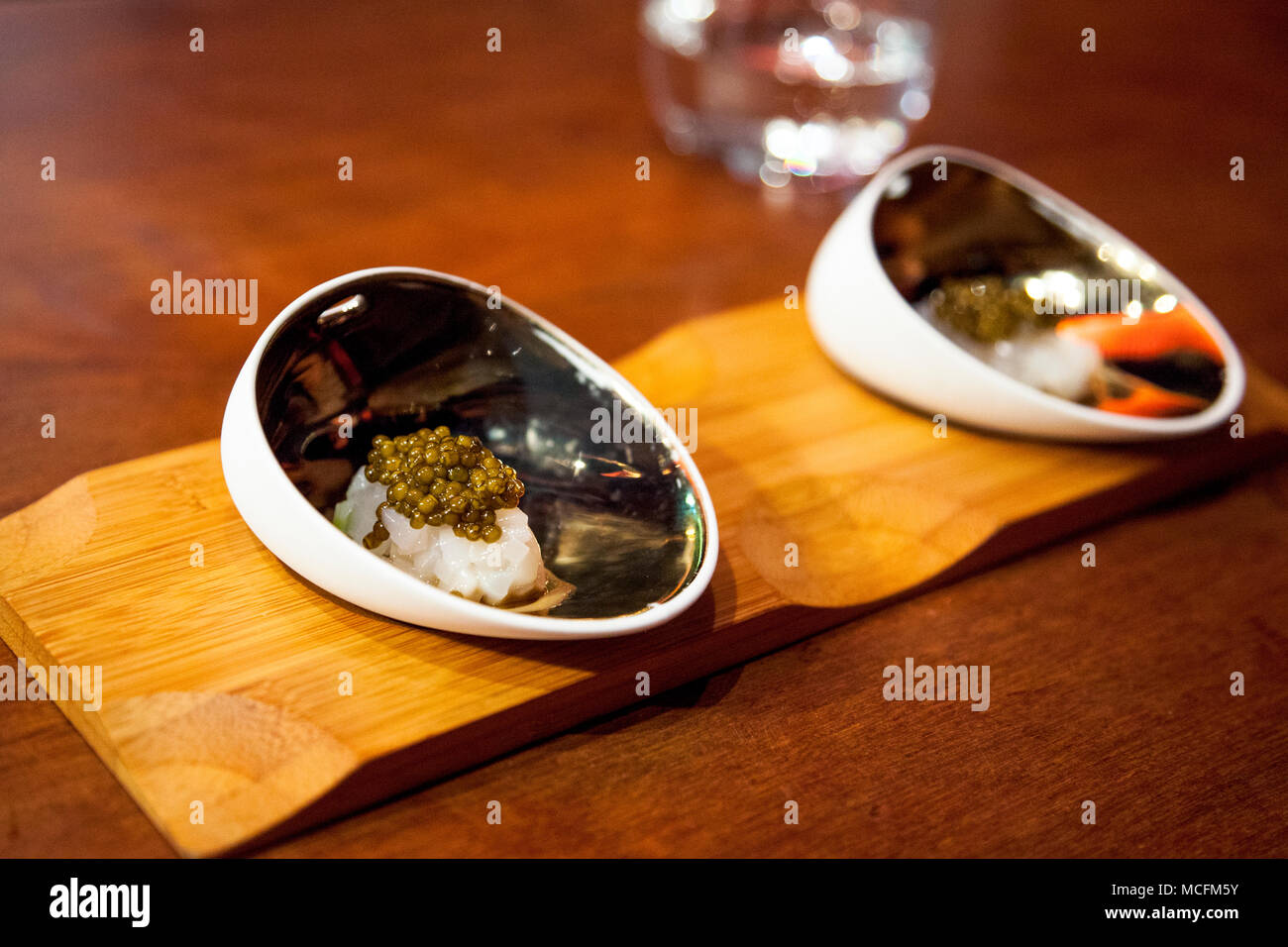Gourmet-tintenfisch mit michelin-Stern und Osetra-Kaviar in einem Restaurant (Dos Palillos, Barcelona, Spanien) Stockfoto